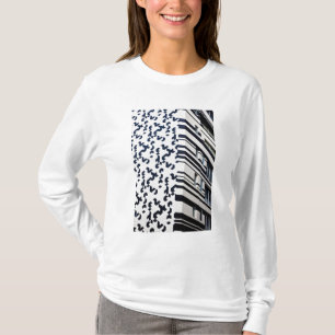 Modern zwart-wit gebouw in Hong Kong T-shirt