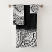 Modern zwart-wit geometric Floral Pattern Bad Handdoek (Insitu)