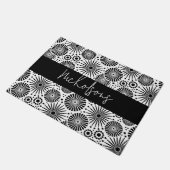 Modern zwart wit geometrisch bloemen Familienaam Deurmat (Schuin)