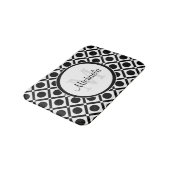 Modern zwart-wit geometrisch monogram en naam badmat (Gekanteld)