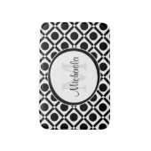 Modern zwart-wit geometrisch monogram en naam badmat (Voorkant Verticaal)
