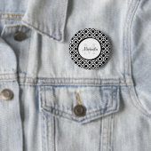 Modern zwart-wit geometrisch monogram en naam ronde button 5,7 cm (In situ)