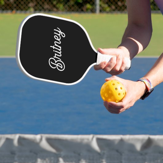 Modern zwart wit gepersonaliseerd monogram en naam pickleball paddle (Insitu)