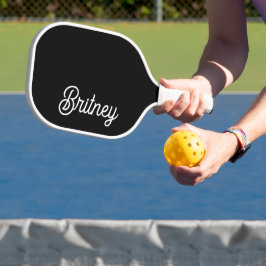 Modern zwart wit gepersonaliseerd monogram en naam pickleball paddle