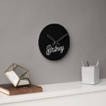 Modern zwart wit gepersonaliseerd monogram en naam ronde klok<br><div class="desc">De Modern Black White gepersonaliseerde monogram en naamklok zou een chique en functionele toevoeging aan elke kamer zijn. Het elegante zwart-witontwerp, met gepersonaliseerde details, voegt een vleugje sophisticatie toe en biedt een praktische tijdwaarneming. Het is perfect voor het verbeteren van uw interieur of als een doordacht geschenk. Als je specifieke...</div>