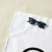 Modern zwart wit gepersonaliseerd monogram en naam strandlaken (In situ)