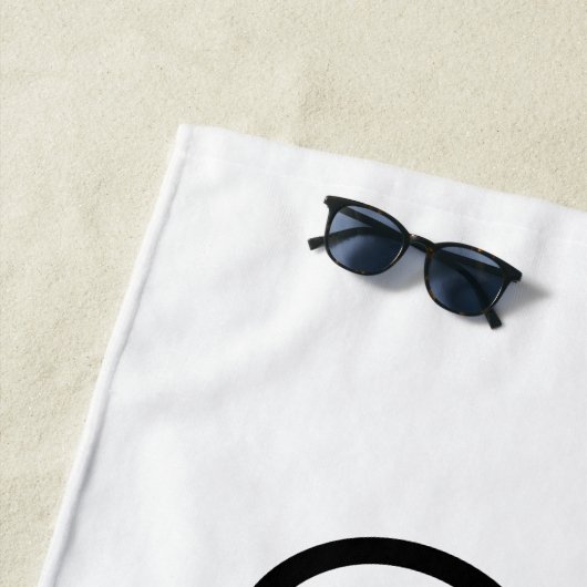 Modern zwart wit gepersonaliseerd monogram en naam strandlaken (In situ)