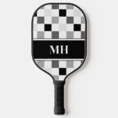 Modern zwart-wit geruit initiaalmonogram pickleball paddle (Voorkant)