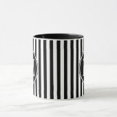 Modern zwart-wit gestreept monogram mok (Midden)