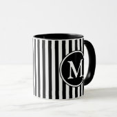 Modern zwart-wit gestreept monogram mok (Voorkant rechts)