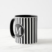 Modern zwart-wit gestreepte monogram mok (Voorkant links)
