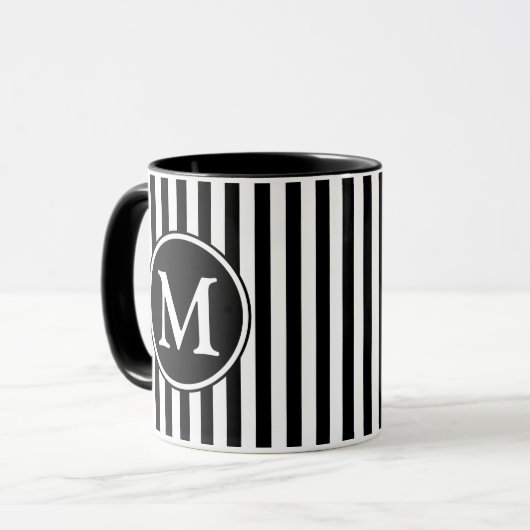 Modern zwart-wit gestreepte monogram mok (Voorkant links)