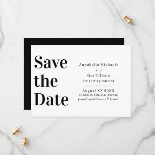 Modern zwart-wit groot lettertype save the date (Voorkant / Achterkant in situ)