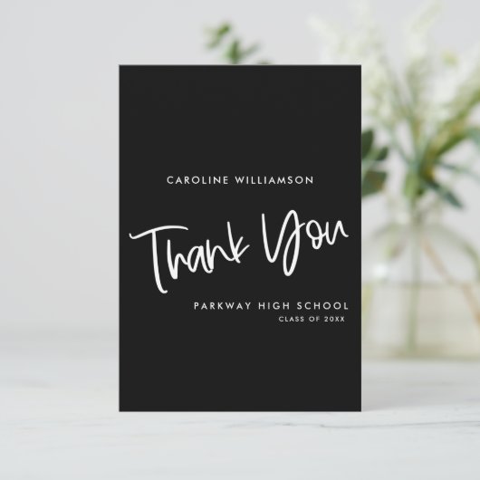 Modern zwart-wit handgeschreven script Afstuderen Bedankkaart (Staand voorkant)