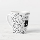 Modern zwart-wit Herfst Illustratie Monogram Latte Mok (Linkerhoek)