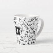 Modern zwart-wit Herfst Illustratie Monogram Latte Mok (Rechterhoek)