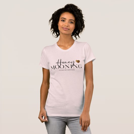 Modern Zwart-wit Honeymooning Gepersonaliseerd T-shirt (Voorkant volledig)