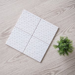 Modern zwart-wit isetrisch patroon tegeltje<br><div class="desc">Deze moderne keramische tegel heeft een minimalistisch isometrisch patroon in zwart-wit. De kleuren zijn volledig klantgericht in het hulpmiddel van het Ontwerp door op de Edit knoop te klikken.</div>
