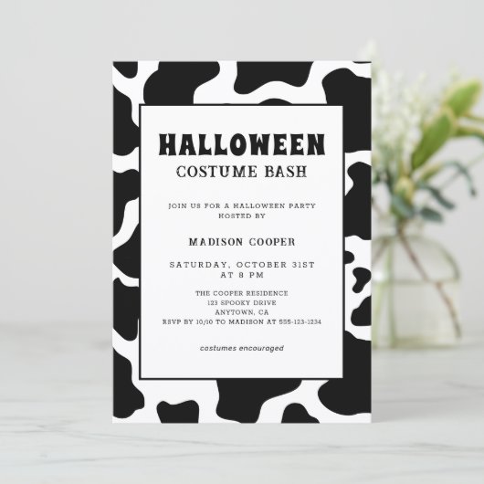 Modern zwart-wit Koe Print Kostuum Halloween Kaart (Staand voorkant)