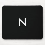 Modern zwart-wit minimalistisch monogram Initiaal Muismat<br><div class="desc">Voeg een persoonlijk tintje toe aan uw werkruimte met deze opvallende muismat, met een monogram initiaal in wit op een strakke zwarte achtergrond. Het minimalistische ontwerp creëer heeft een gedurfde esthetiek, terwijl de muismat zowel stijlvol als functioneel is. De monochrome zwart-wit en eenvoudige schreefloze letter voegen een eigentijdse stijl toe...</div>