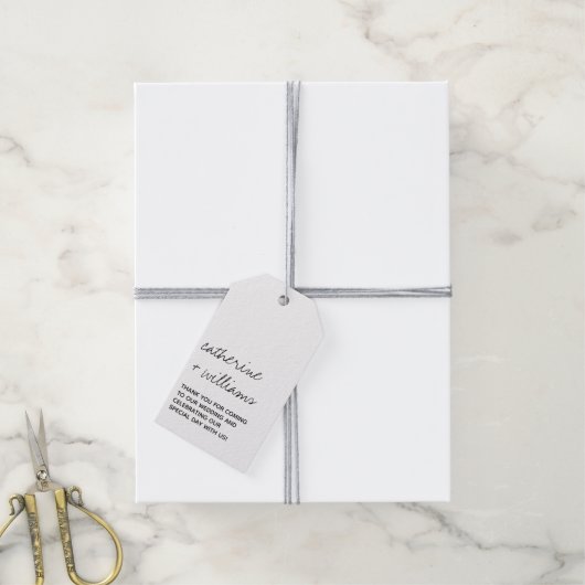 Modern zwart-wit minimalistisch script bruiloft cadeaulabel (Met Touw)