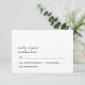 Modern zwart-wit minimalistisch script bruiloft RSVP kaartje (Staand voorkant)
