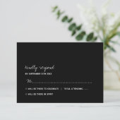 Modern zwart-wit minimalistisch script bruiloft RSVP kaartje (Staand voorkant)