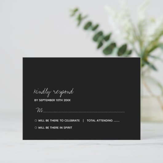Modern zwart-wit minimalistisch script bruiloft RSVP kaartje (Staand voorkant)