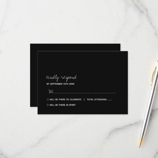 Modern zwart-wit minimalistisch script bruiloft RSVP kaartje (Voorkant / Achterkant in situ)