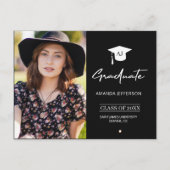 Modern zwart-wit monogram foto afstuderen aankondigingskaart (Voorkant)