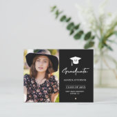 Modern zwart-wit monogram foto afstuderen aankondigingskaart (Staand voorkant)