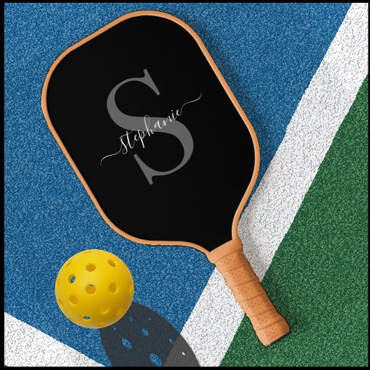 Modern zwart-wit monogram Initiaal + naam Pickleball Paddle
