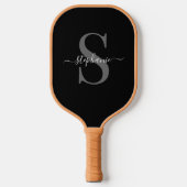 Modern zwart-wit monogram Initiaal + naam Pickleball Paddle (Voorkant)