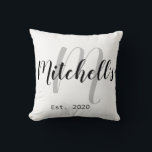 Modern zwart-wit monogram kussen<br><div class="desc">Een moderne aanpasbare familienaam monogram kussen perfect voor nieuwigheden.</div>