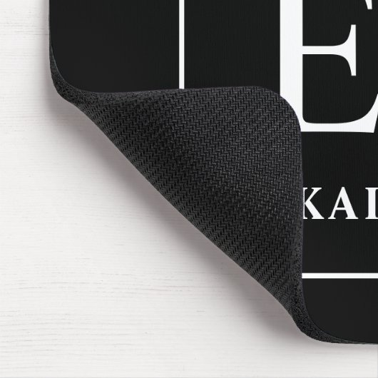 Modern zwart-wit monogram muismat (Hoek)