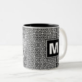 Modern zwart-wit monogram tweekleurige koffiemok (Voorkant rechts)