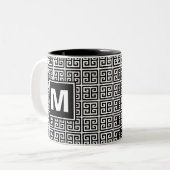 Modern zwart-wit monogram tweekleurige koffiemok (Voorkant links)