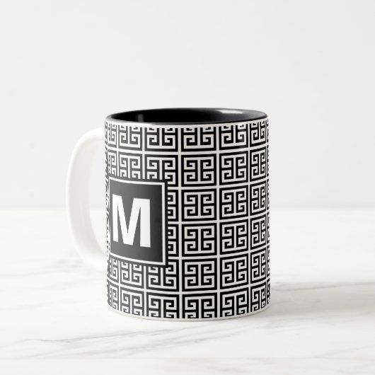 Modern zwart-wit monogram tweekleurige koffiemok (Voorkant links)