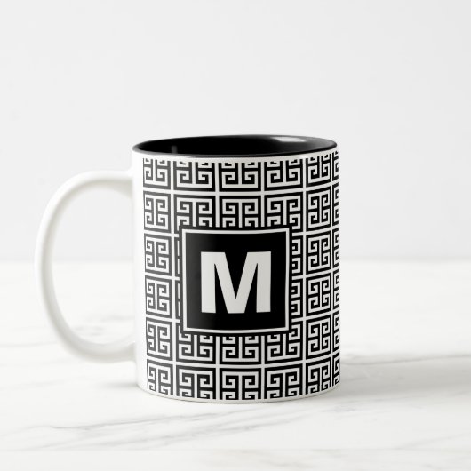Modern zwart-wit monogram tweekleurige koffiemok (Links)