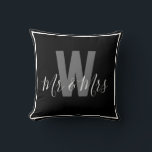 Modern Zwart Wit Mr. Mrs Monogram Border Kussen<br><div class="desc">Voeg een persoonlijk tintje toe aan uw ruimte met dit stijlvolle interieur Modern zwart-wit monogram Sierkussen met een monogram initiaal en Mr & Mrs. Gemakkelijk aanpasbaar om uw eigen naam en initiaal weer te geven,  het is de perfecte mix van comfort en personalisatie voor uw huis!</div>