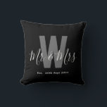 Modern Zwart Wit Mr. Mrs Monogram Datum Kussen<br><div class="desc">Voeg een persoonlijk tintje toe aan uw ruimte met dit stijlvolle interieur Modern zwart-wit monogram Sierkussen met een monogrammatisch initiaal, meneer en mevrouw en een vaste datum. Gemakkelijk aan te passen om uw eigen naam en initiaal weer te geven, het is de perfecte mix van comfort en personalisatie voor uw...</div>