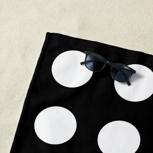 Modern zwart-wit patroon strandlaken (In situ)