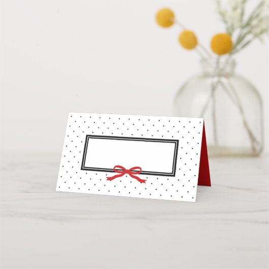 Modern zwart wit polka dot met rood lint plaatskaartje (Voorkant)