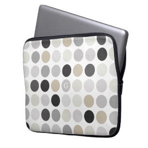 Modern zwart wit polka dots patroon monogram laptop sleeve