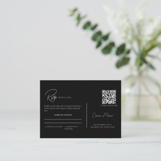 Modern Zwart & Wit QR Code Script Bruiloft RSVP Informatiekaartje (Staand voorkant)