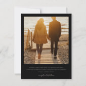 Modern Zwart Wit Script Foto Bruiloft uitnodiging (Achterkant)