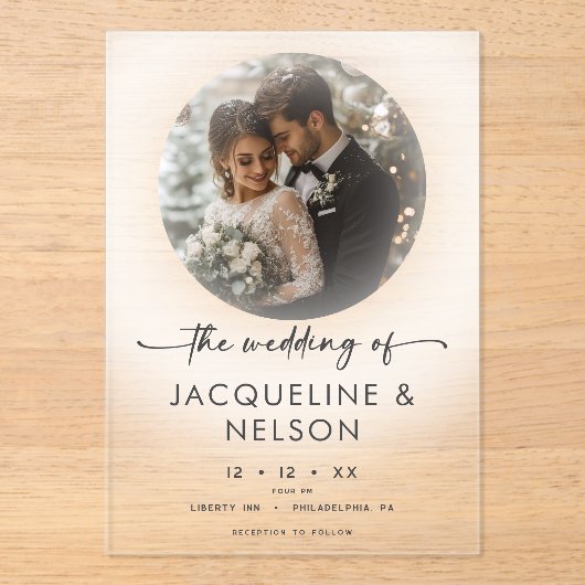 Modern zwart wit script foto minimale bruiloft acryl uitnodigingen (Voorkant)