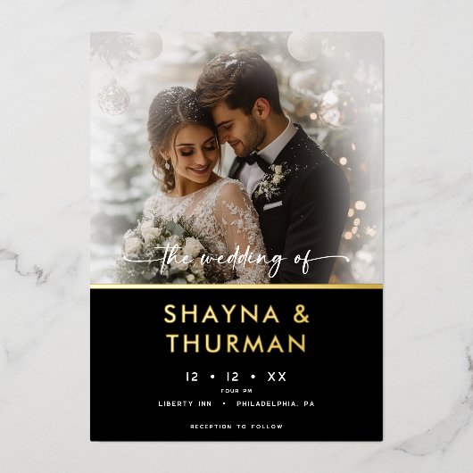 Modern zwart wit script foto minimale bruiloft folie uitnodiging (Voorkant)