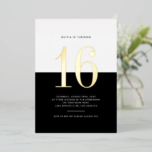 Modern Zwart-wit Sweet Sixteen Gold Foil Folie Uitnodiging (Staand Voorkant)