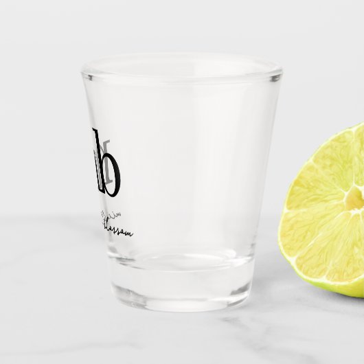 Modern Zwart Wit Trendy Script Initiaal Monogram Shot Glas (Rechts)